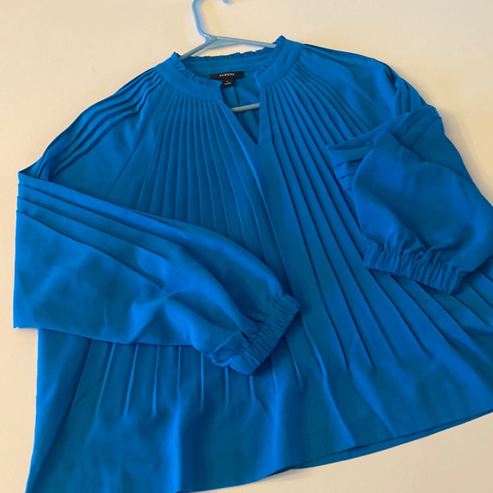 Alfani blue pleated blouse, loose hem. Elastic sleeves. Never worn/no tags.